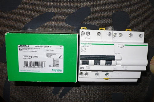 DISJONCTEUR A9N21068 差分 A9N21765 4 极 32A 30mA SI，施耐德电气