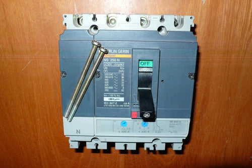 Compact NS250N Schneider Electric Disjoncteur 4P. T¨¦tra 250A d¨¦clencheur TM200D