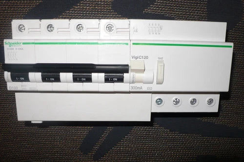 DISJONCTEUR A9N18524 DIFFERENTIEL A9N18543 SCHNEIDER ELECTRIC 100A 300mA D et AC