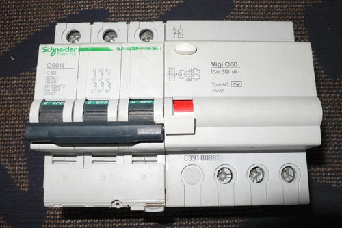 DISJONCTEUR DIFERENTIEL TRIPHASE 63A 30mA COURBE C SCHNEIDER ELC. 63 AMPERE 10KA