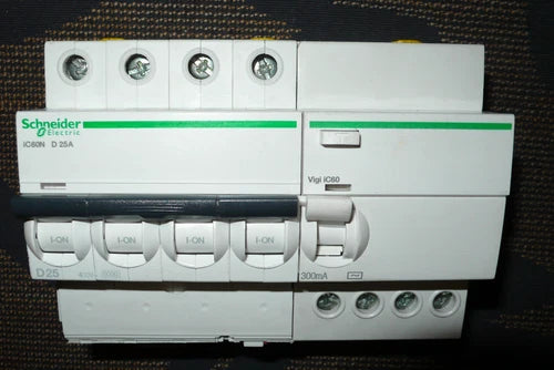 DISJONCTEUR A9F75425 DIFERENTIEL A9V44425 SCHNEIDER ELECTRIC 25A 300mA COURBE D