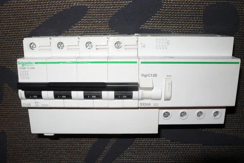 DISJONCTEUR A9N18377 DIFFERENTIEL A9N18543 TETRA. 125A 300mA SCHNEIDER 125AMPERE