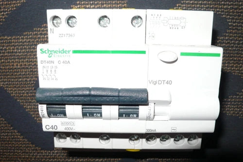 DISJONCTEUR A9N21410 DIFFERENTIEL A9N21473 TETRA 40A 300mA SCHNEIDER ELECTRIC 4P