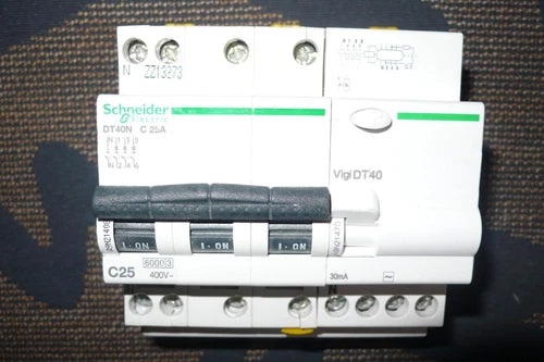 DISJONCTEUR A9N21408 DIFFERENTIEL A9N21470 TETRA. 25A 30mA SCHNEIDER ELECTRIC 4P
