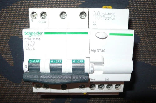 DISJONCTEUR A9N21067 DIFFERENTIEL A9N21470 TETRA. 25A 30mA SCHNEIDER ELECTRIC 4P