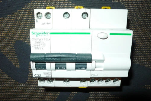 DISJONCTEUR DIFERENTIEL A9N21231 TETRA 32A 300mA SCHNEIDER ELECTRIC 32AMPERE 4P