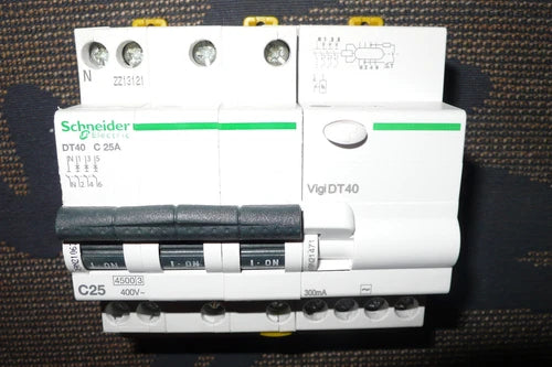 DISJONCTEUR A9N21067 DIFFERENTIEL A9N21471 SCHNEIDER ELECTRIC 25A 300mA C, et AC