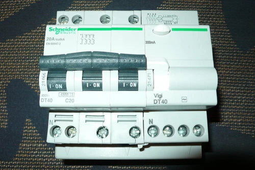 DISJONCTEUR DIFERENTIEL TETRA 4POLES 20A 300mA DT40 SCHNEIDER ELECTRIC 20AMPERE