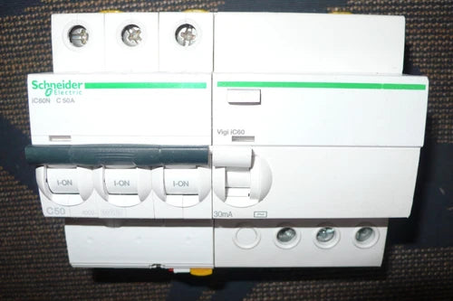 DISJONCTEUR A9F77350 DIFERENTIEL A9V11363 TRIFÁSICO 50A 30mA SCHNEIDER ELECTRIC