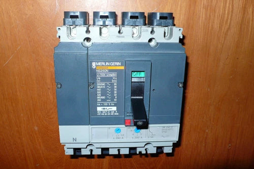 Compact NS250N Schneider Electric Disjoncteur 4P. T¨¦tra 250A d¨¦clencheur TM250D