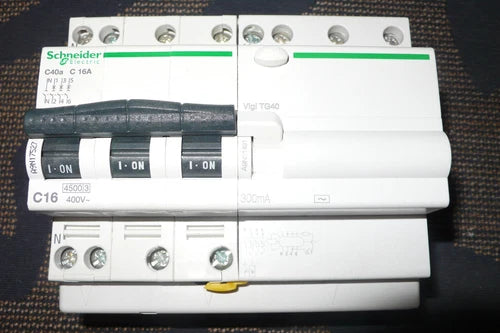 DISJONCTEUR A9N17527 DIFFERENTIEL A9N21491 TETRA 16A 300mA SCHNEIDER ELECTRIC 4P