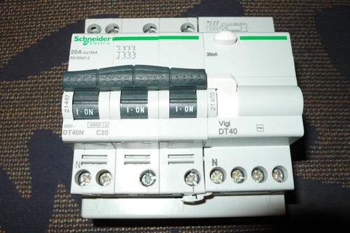 DISJONCTEUR DIFERENTIEL TETRA. 20A 30mA SCHNEIDER ELECTRIC 4POLO 20AMPERE TRI+N