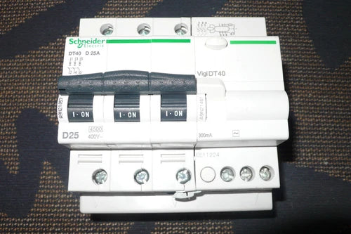 DISJONCTEUR TRIPHASE A9N21057 DIFFERENTIEL A9N21461 SCHNEIDER ELECTRIC 25A 300mA