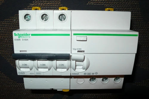 DISJONCTEUR TRIPHASE A9F75363 DIFFERENTIEL A9V35363 SCHNEIDER D63A 300mA A SI, S