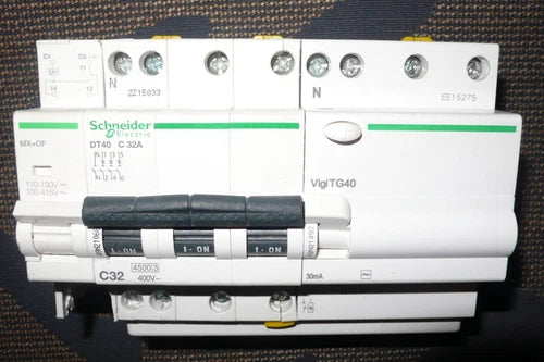 DISJONCTEUR 4POLES A9N21068 DIFFERENTIEL A9N21492 SCHNEIDER ELEC. 32A 30mA MX+OF