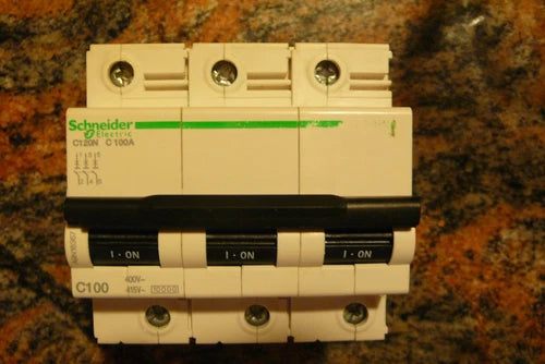 DISJONCTEUR TRIPHASE 100A COURBE C SCHNEIDER ELECTRIC A9N18367 100AMPERE PC.10KA