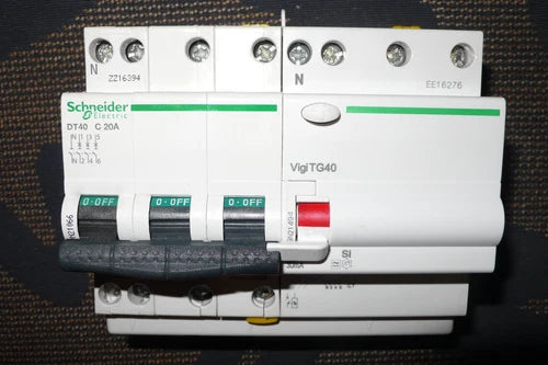 DISJONCTEUR A9N21066 DIFFERENTIEL A9N21494 TETRA. 20A 30mA SI SCHNEIDER ELECTRIC