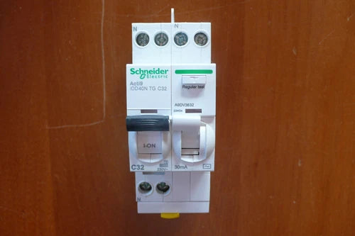 DISJONCTEUR IDD40N TG C32 DIFERENTIEL A9DV3632 SCHNEIDER ELEC 32A 30mA 32AMPERE