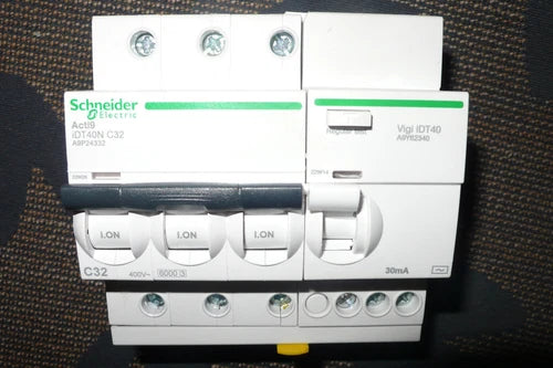 DISJONCTEUR TRIPHASE A9P24332 DIFFERENTIEL A9Y62340 SCHNEIDER ELECTRIC 32A 30mA