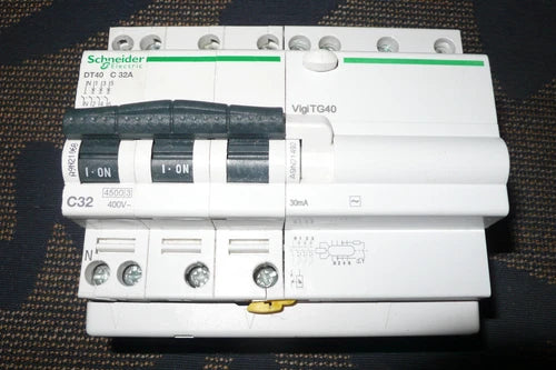 DISJONCTEUR A9N21068 DIFFERENTIEL A9N21492 TETRA. 32A 30mA SCHNEIDER ELECTRIC 4P
