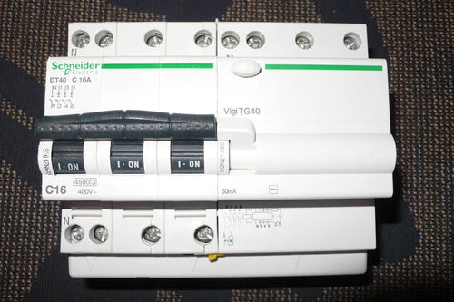 DISJONCTEUR A9N21065 DIFFERENTIEL A9N21490 TETRA 16A 30mA SCHNEIDER ELECTRIC 4P.