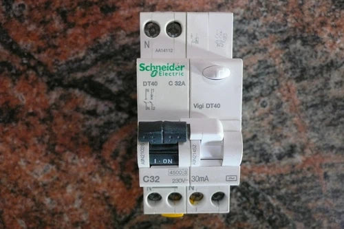DISJONCTEUR A9N21028 DIFFERENTIEL A9N21452 SCHNEIDER ELECTRIC 32A 30mA 32AMPERES