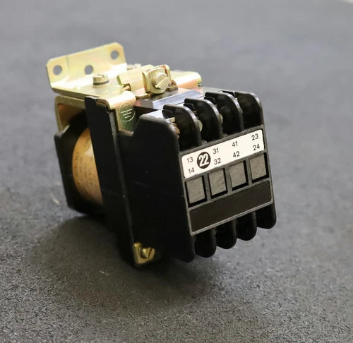 SIEMENS Hilfssch¨¹tz 3TA6802-0B 2S + 2? Best?tigungsspannung 42VDC Ith2= 16A