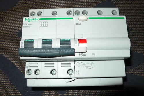 DISJONCTEUR DIFERENTIEL TETRAPOLAIRE 32A 300mA SCHNEIDER ELECTRIC 4POL 32AMPERE