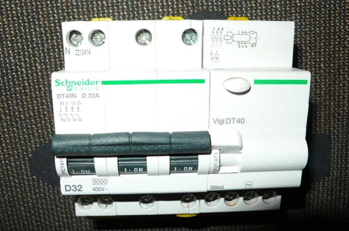DISJONCTEUR DIFERENTIEL TRIPHASE 32A 300mA COURBE D SCHNEIDER ELECTRI A9N21419