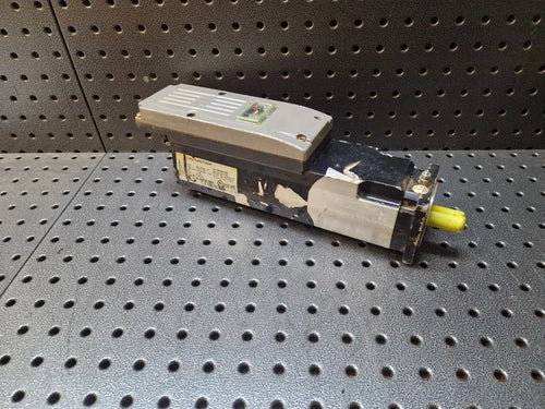 Elau Schneider Electric ILM0703P01F0000 Servomotor #1