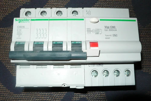 DISJONCTEUR DIFERENTIEL TETRA. 10A 300mA AC, COURBE C SCHNEIDER ELECTRIC 4POLOS