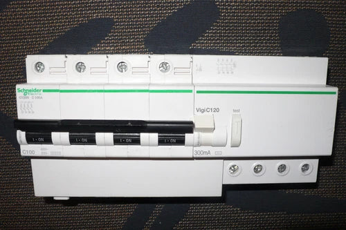 DISJONCTEUR A9N18375 DIFFERENTIEL A9N18543 SCHNEIDER ELECTRIC 100A 300mA TETRA.