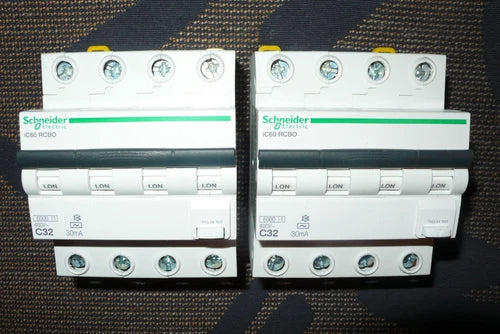 DISJONCTEUR DIFERENTIEL 4POLE 32A 30mA AC, A9D57432 SCHNEIDER ELECTRIC 32AMPERE