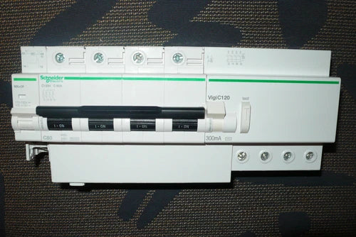 DISJONCTEUR A9N18479 DIFFERENTIEL A9N18543 4P0LE 80A 300mA AC SCHNEIDER ELECTRIC