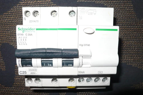 DISJONCTEUR TETRA 4P. A9N21067 DIFFERENTIEL A9N21470 SCHNEIDER ELECTRIC 25A 30mA
