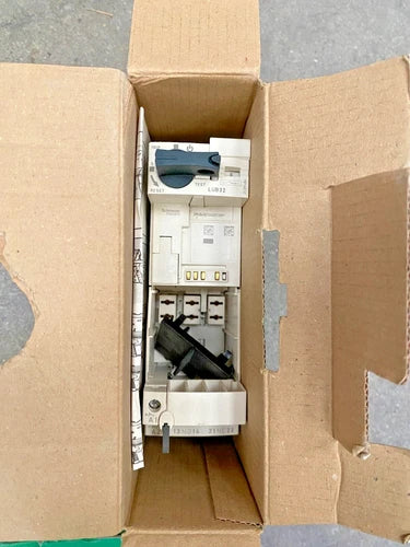 1 peça x BASE DE ALIMENTAÇÃO NOVA SCHNEIDER ELECTRIC LUB32 TESYS 036278