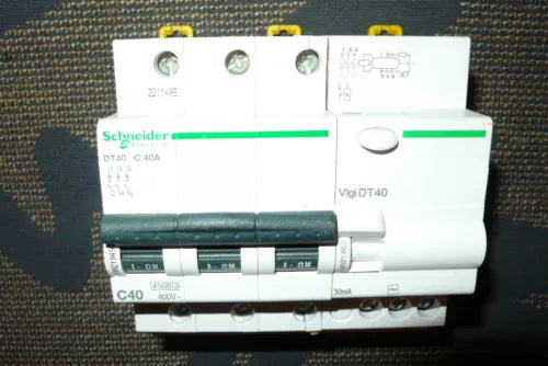 DISJONCTEUR TRIPHASE A9N21049 DIFFERENTIEL A9N21462 SCHNEIDER ELECTRIC 40A 30mA