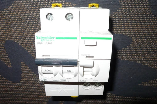 DISJONCTEUR A9F94210 DIFFERENTIEL A9Q11225 SCHNEIDER ELECTRIC 10A 30mA 10AMPERES