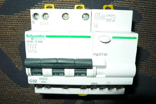 DISJONCTEUR DIFERENTIEL TETRA 32A 300mA SCHNEIDER ELECTRIC 4POLE 32AMPERE 4,5KA