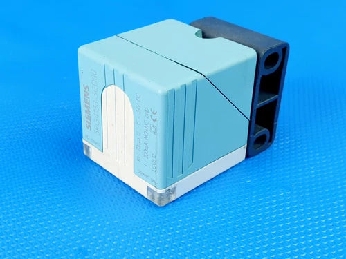 Siemens 3RG4138-3CD00 Inductive Sensor LO0512 inc VAT