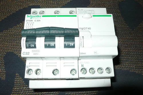 DISJONCTEUR A9N21409 DIFFERENTIEL A9N21473 TETRA 32A 300mA AC SCHNEIDER ELECTRIC