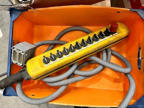 施耐德电气 XAC-A 12 IEC/EN 60 947-5-1 UI 500V IP65