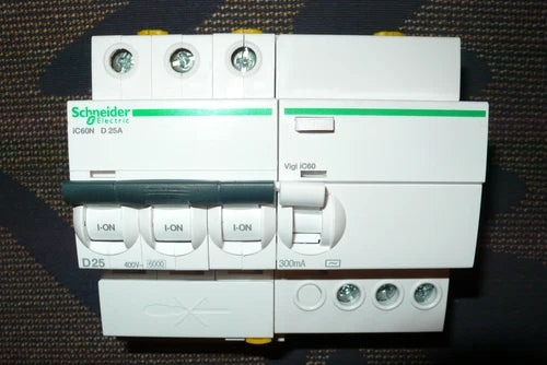 DISJONCTEUR TRIPHASE A9F75325 DIFFERENTIEL A9Q14325 SCHNEIDER ELECTRIC 25A 300mA