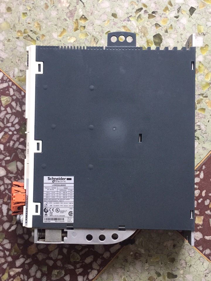 1 PC used For Schneider Electric LXM32AU90M2used